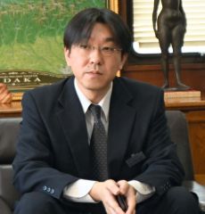 着任のあいさつをする西巻副館長