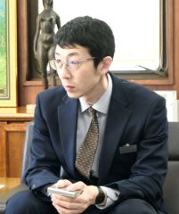 着任のあいさつをする野本主査