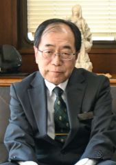 着任のあいさつをする野上館長