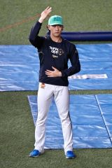 試合前にトレーニングをするオリックス・片山楽生＝京セラドーム（大賀章好撮影）