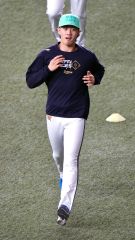 試合前にウォーミングアップをするオリックス・片山楽生＝京セラドーム（大賀章好撮影）