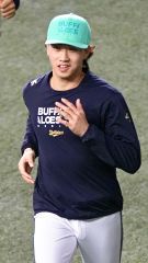 試合前にウォーミングアップをするオリックス・片山楽生＝京セラドーム（大賀章好撮影）