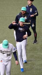 試合前にウォーミングアップをするオリックス・片山楽生（中央）＝京セラドーム（大賀章好撮影）