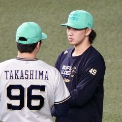 試合前に談笑するオリックス・片山楽生（右）＝京セラドーム（大賀章好撮影）