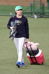 試合前のウォーミングアップを終え引き上げるオリックス・片山楽生＝京セラドーム（大賀章好撮影）