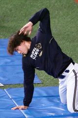 試合前にウォーミングアップをするオリックス・片山楽生＝京セラドーム（大賀章好撮影）