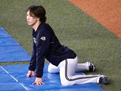 試合前にウォーミングアップをするオリックス・片山楽生＝京セラドーム（大賀章好撮影）