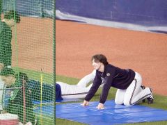 試合前にウォーミングアップをするオリックス・片山楽生＝京セラドーム（大賀章好撮影）