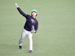 試合前にキャッチボールをするオリックス・片山楽生＝京セラドーム（大賀章好撮影）