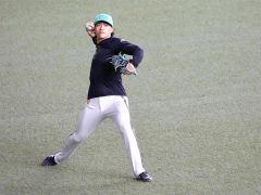 試合前にキャッチボールをするオリックス・片山楽生＝京セラドーム（大賀章好撮影）