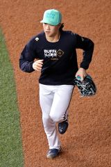 試合前にウォーミングアップをするオリックス・片山楽生＝京セラドーム（大賀章好撮影）