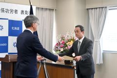 表彰状を受け取る坂本さん（右）