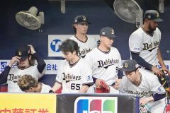 １０日試合終了後、ベンチから引き上げるオリックス・片山楽生（中央奥）＝京セラドーム（大賀章好撮影）
