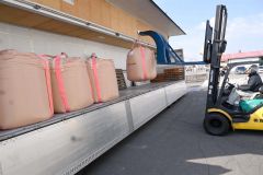 入荷し、倉庫に運ばれる備蓄米（食創、９日）