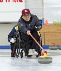 ショットを放つ鈴木さん