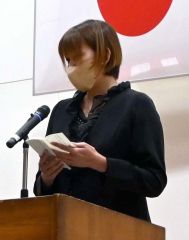 祝辞を代読するＰＴＡ代表の高野さん