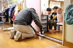 「良い戸の日」帯広保育所で建具調整奉仕 4