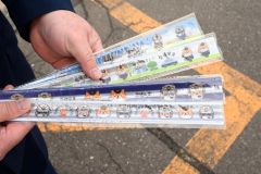 配布したリストバンド型の反射材