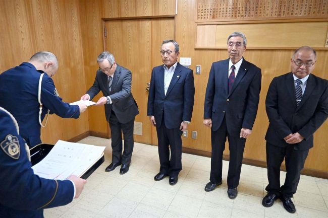【写真】4人に委嘱状を交付 広尾地域交通安全活動推進委員