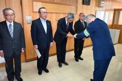 澁谷署長から委嘱状を受ける（左から）三浦さん、長谷川さん、山本さん、山口さん