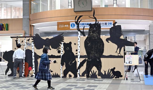 日高の動物パネルで再現　中札内高等養護生徒が帯広駅で展示　１８日まで