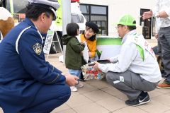 クイズに挑戦し、お菓子をもらう子ども