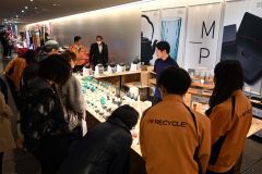 多彩なグラスが通行人の目を引いているマテックプロダクツの売り場