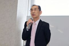 あいさつする國安会長