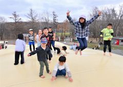 フワフワドームで飛び跳ねて遊ぶ子どもたち（１２日、正午ごろ、音更町の道立エコロジーパクで。金野和彦撮影）