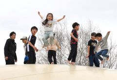 道立エコロジーパークの「フワフワドーム」オープン（１２日、金野和彦撮影）
