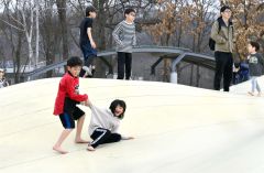 道立エコロジーパークの「フワフワドーム」オープン（１２日、金野和彦撮影）