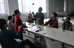 踊りのサークルから誕生した「健やかサロン」初日。お手玉などを楽しんだ