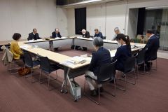 第６５号発刊に向けて協議する委員ら