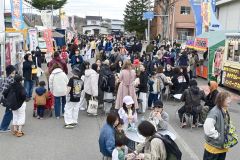 役場前道路の歩行者天国にはキッチンカーが多数並び、来場者が道産グルメを楽しんだ