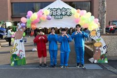 豆ポーズで準備万端～開催日の前日、ジャージ姿で会場設営を手伝う本別高生