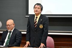 あいさつする高城校長（右）