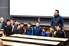目標を発表する幼児、小学校低学年の選手たち