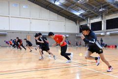 練習でダッシュする中学生選手たち