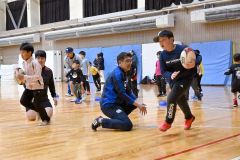 ボールを使った練習に励む子どもたち