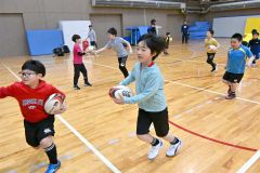 ボールを使った鬼こっごを楽しむ子どもたち