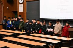 目標を発表する小学校高学年の選手たち