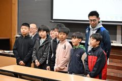 目標を発表する小学校中学年の選手たち