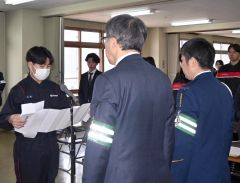 交通安全宣言をする中村さん