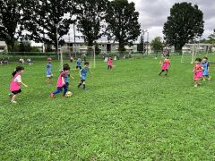 大空サッカー教室でボールを追いかける子どもたち