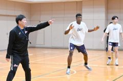 宮下真和ヘッドコーチ（左）から指導を受けるエマニュエル（中央）