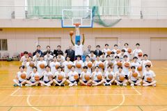 白樺学園高初のスポーツ留学生として男子バスケ部にニ入部したエマニュエル（後列左から５人目）