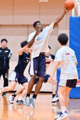 試合形式の練習でリバウンドを奪うエマニュエル（中央）