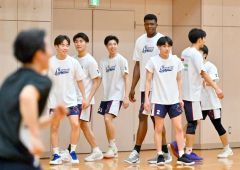 白樺学園高の１８０センチ台の選手と比べても頭一つ大きいエマニュエル（右から４人目）