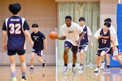 練習でドリブルしながら攻め込むエマニュエル（中央）