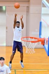 ３点シュートの練習に取り組むエマニュエル